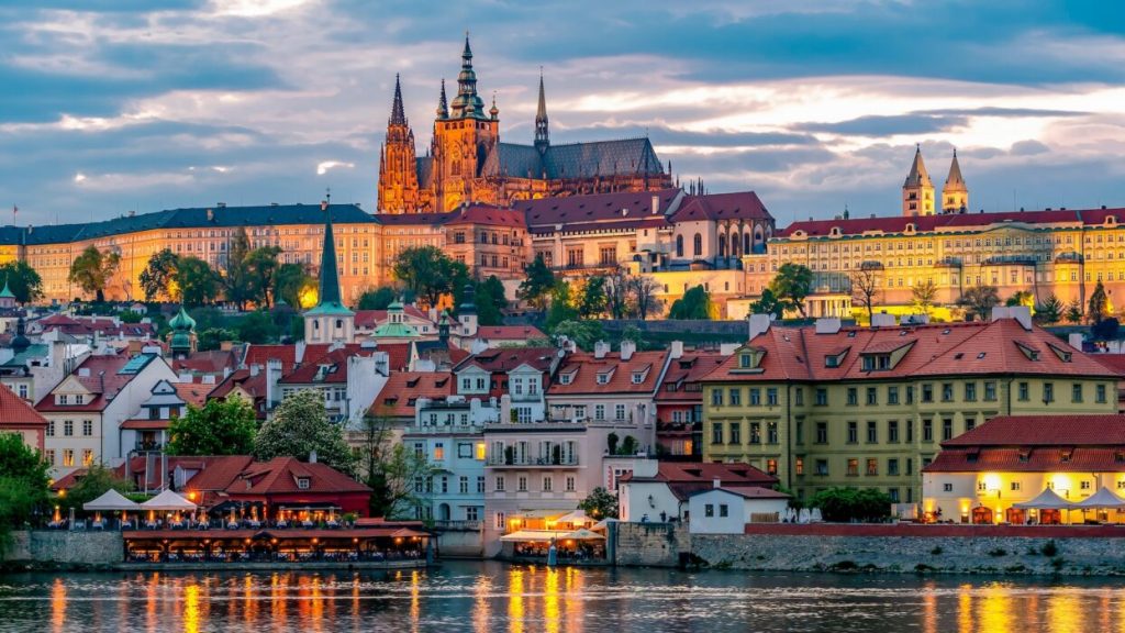 Carnival Group | TRUNG ÂU - HÀNH TRÌNH KHÔNG VỘI GIỮA NHỮNG GIÁ TRỊ LÂU ĐỜI 2 Featured image Prague Castle with St. Vitus Cathedral Czech Republic 1244x700 1